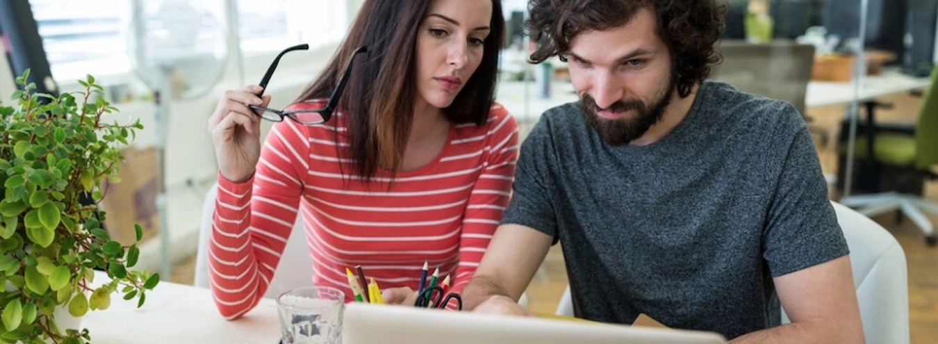 Couple devant ordinateur pour facturer