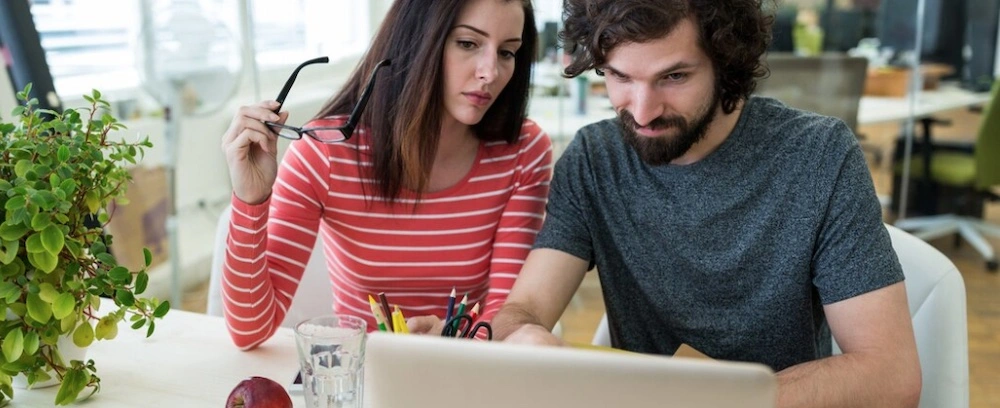 Couple devant ordinateur pour facturer