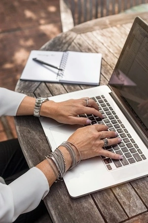 Artisan sur ordinateur avec l'application de facturation BTP amiba