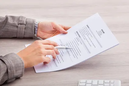Un client lit un document de facturation amiba pour artisan du batiment